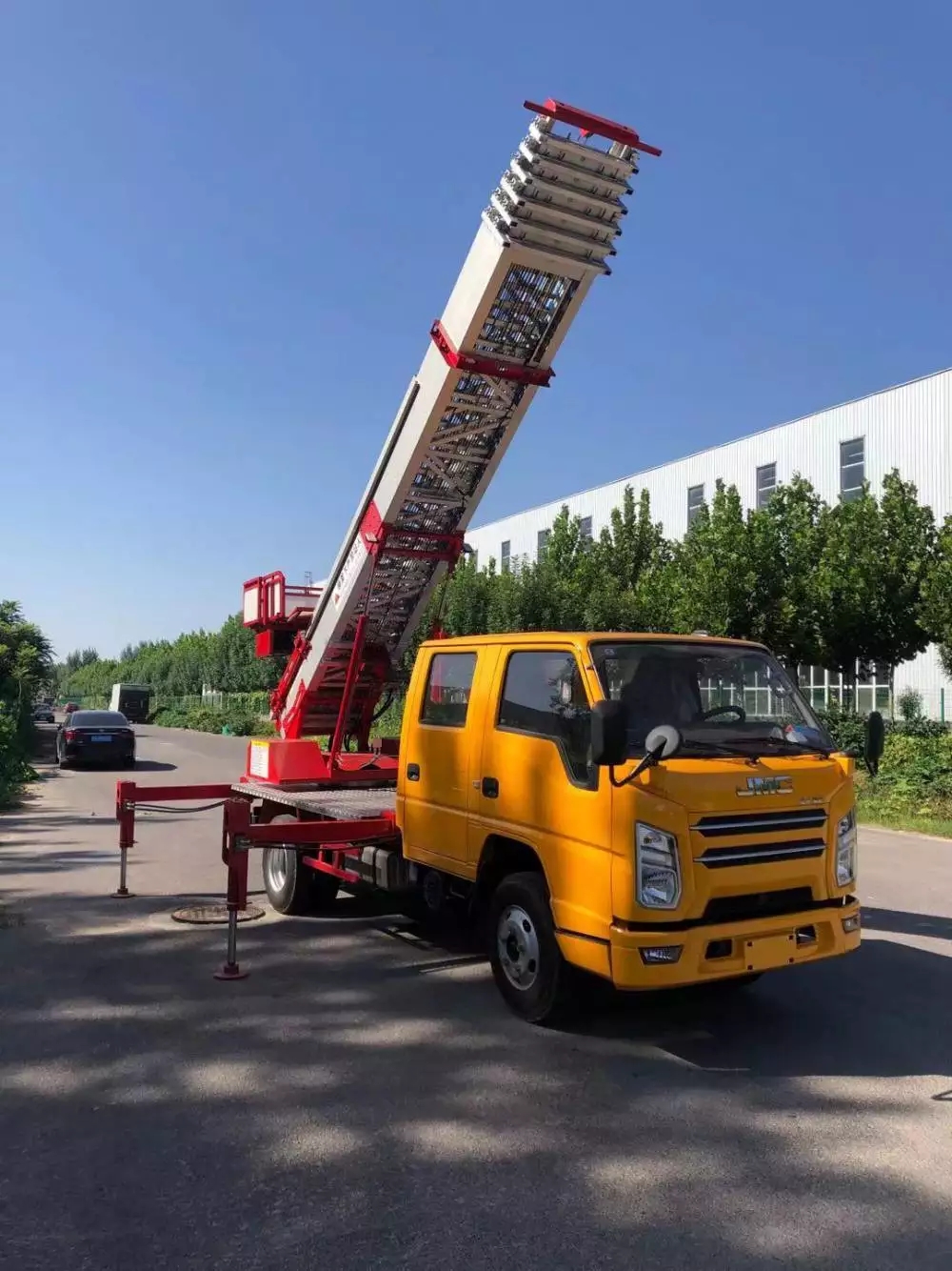 镇江丹徒附近的云梯车出租服务：轻松解决高空作业需求